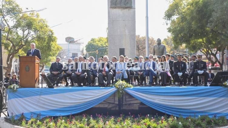 Perotti encabezó el acto por el 206º aniversario de la Independencia Argentina   