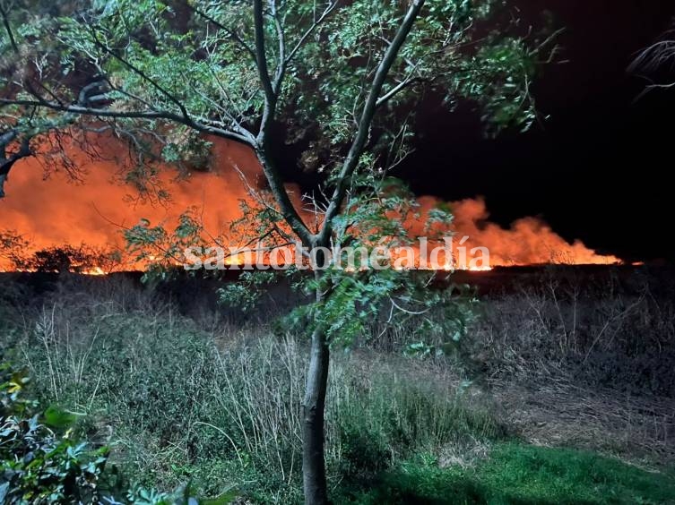 Grave incendio en la zona del Club Náutico Santo Tomé