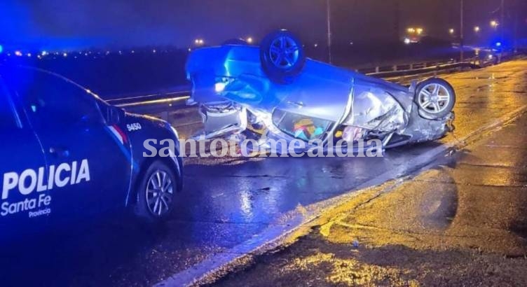 Robó un auto en Santo Tomé, volcó en la Circunvalación Oeste y lo detuvieron en el Cullen