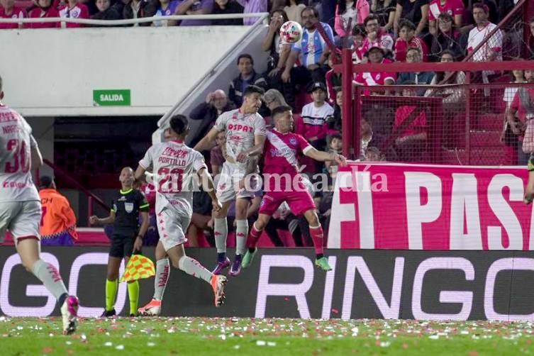 Unión perdió ante Argentinos y no pudo acercarse a los líderes