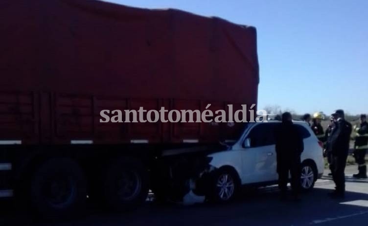 Accidente fatal en la Ruta 19: una camioneta se incrustó detrás de un camión