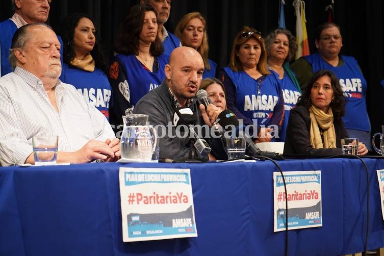 Tras el anuncio del gobierno, los docentes ratificaron las medidas de fuerza