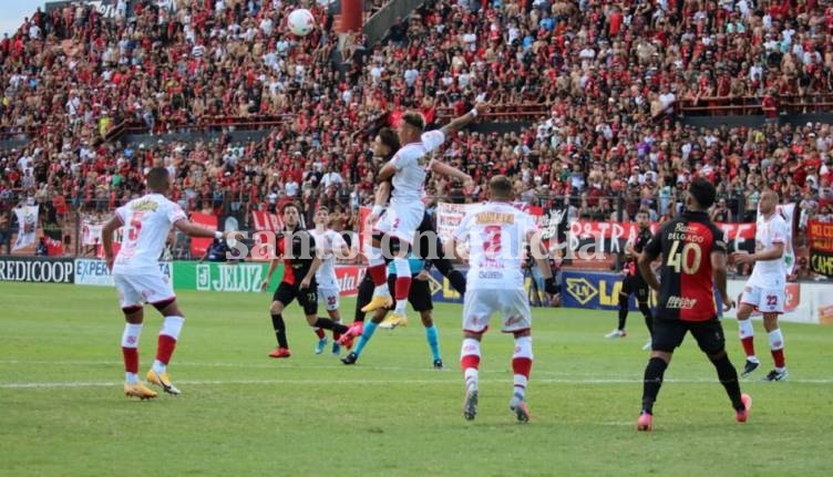 Colón visita este mediodía a Barracas Central