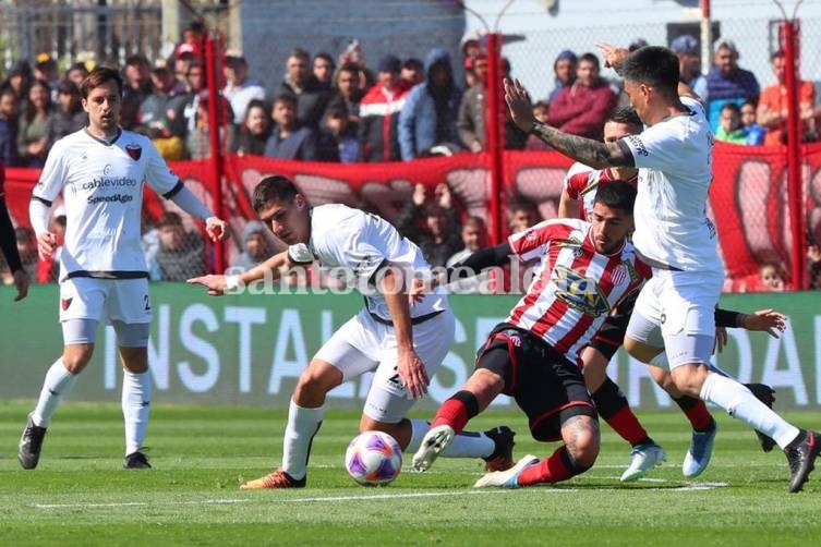 Colón fue un cúmulo de errores y perdió ante Barracas Central