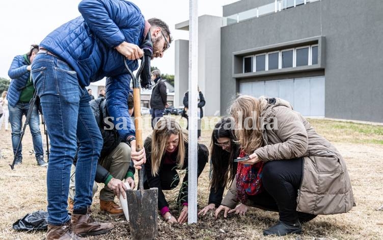 UNL continúa plantando un árbol por cada graduada y graduado