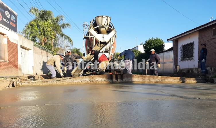 Continúa en marcha la obra de pavimentación en la Vecinal Favaloro