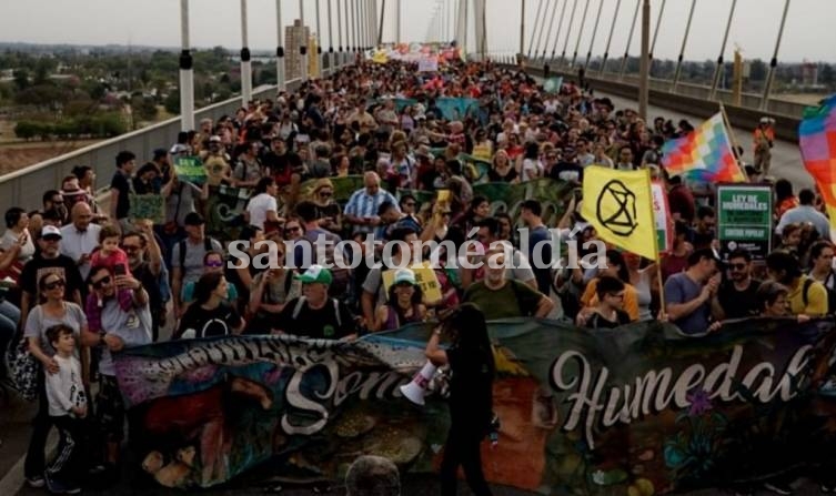 Masiva protesta en el puente Rosario-Victoria para pedir el fin de los incendios y ley de humedales