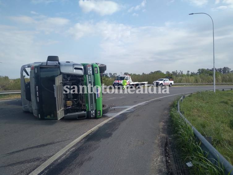 Volcó un camión de gran porte en el ingreso a la ciudad por la autopista