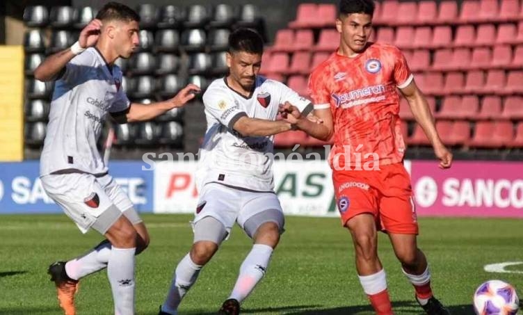 Colón cayó 4 a 0 ante Argentinos