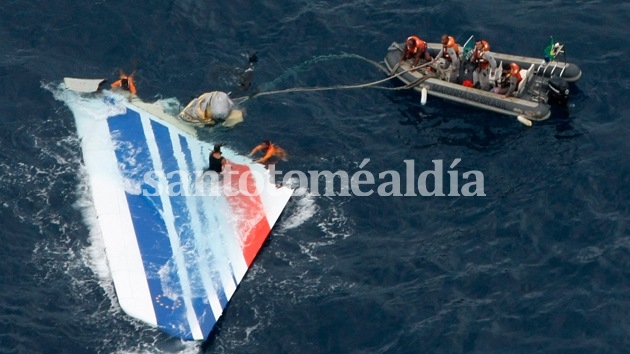 Dos años después se pudieron recuperar los cuerpos de las víctimas de ese accidente y las cajas negras del avión del fondo del océano. (Foto: RT)