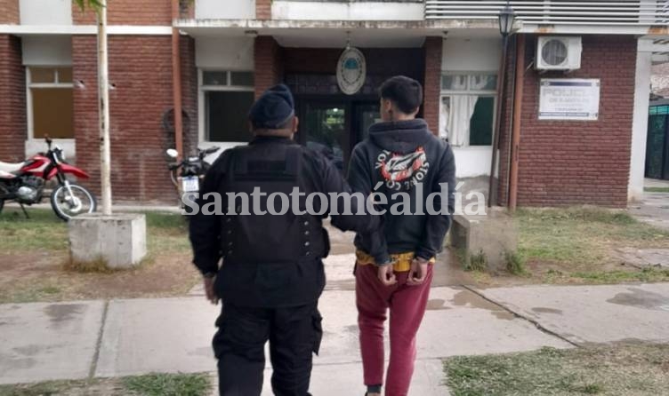 Detuvieron a un joven por ocasionar disturbios en la puerta de una escuela 