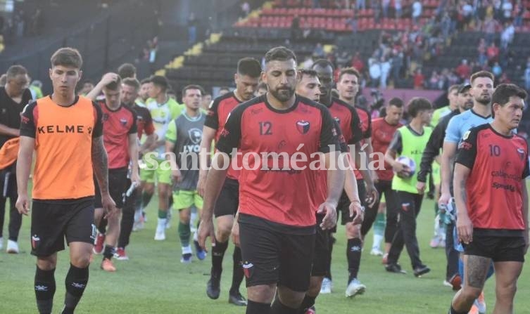 Colón perdió con Defensa y Justicia por 2 a 1