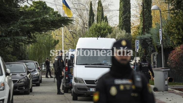 Un trabajador de la embajada de Ucrania en Madrid resultó levemente herido.