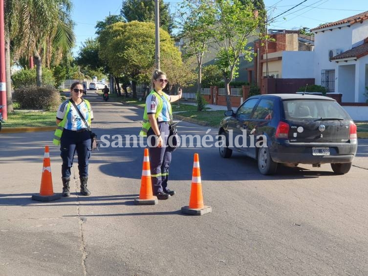 Los inspectores de Policía Municipal ordenaron el tránsito con la camiseta de la Selección