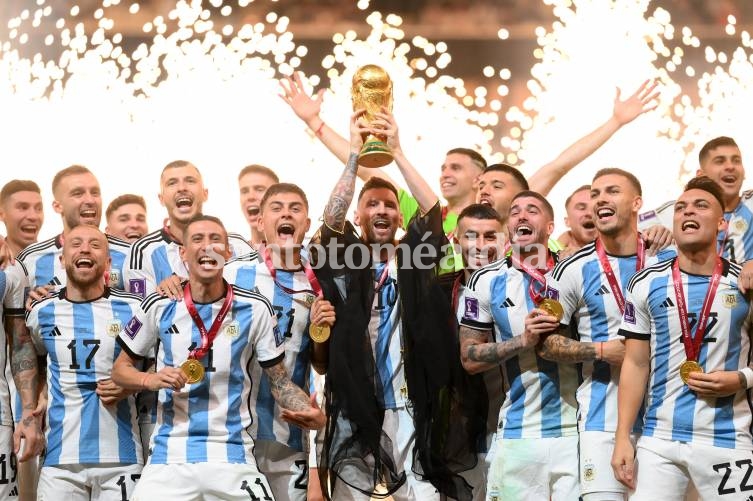 Llegó el momento que esperaba el fútbol: Messi levantó la Copa del Mundo