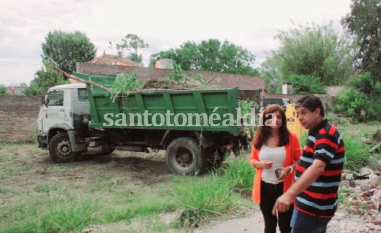 Operativo Verano: comenzó el desmalezado de terrenos baldíos privados