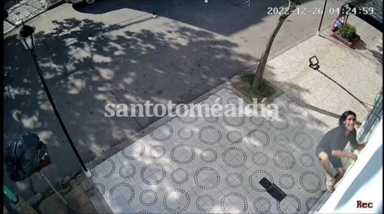 Ante las cámaras y a plena luz del día, así robaron a un local gastronómico en el centro de la ciudad