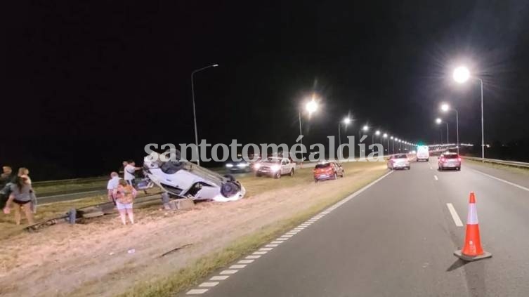 Tres heridos en un violento vuelco en la Autopista a la altura de nuestra ciudad