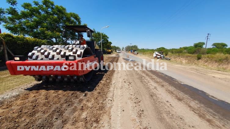 Frente a barrio Las Almenas, continúa la repavimentación de las colectoras de la autopista