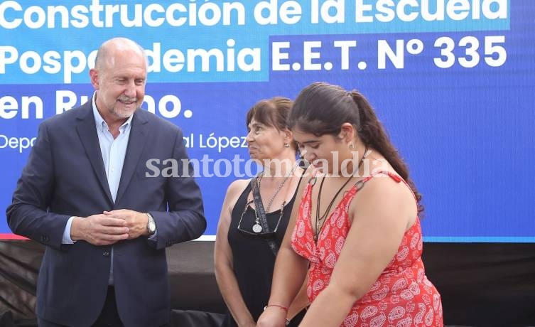 Perotti anunció la construcción de 10 nuevos establecimientos educativos en diferentes localidades de la provincia