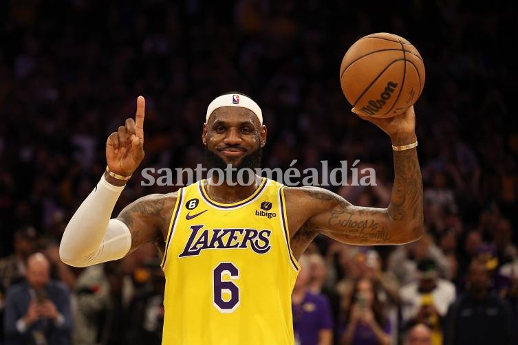 LeBron James cumplió su destino y batió el récord de puntos de la NBA