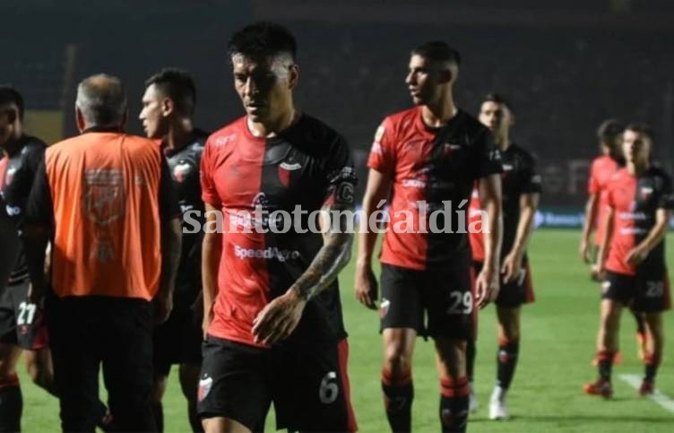 Colón perdió 2 a 0 ante Sarmiento y llega al clásico sin puntos en el torneo