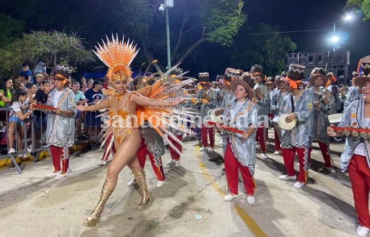 Con gran colorido, comenzaron los carnavales santotomesinos en la costanera