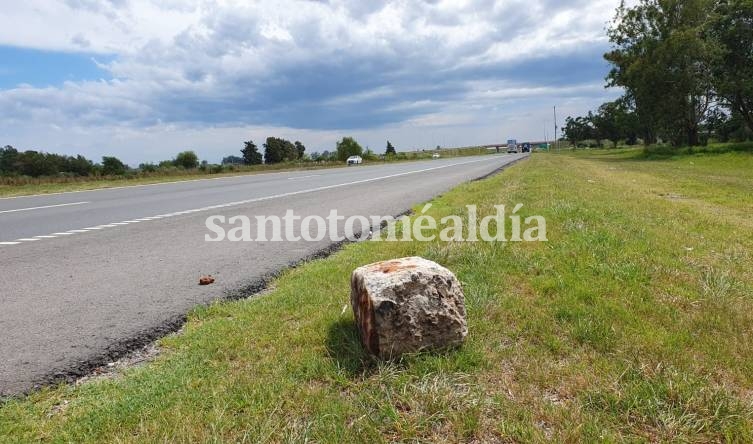 Inseguridad en la autopista: pusieron un bloque de cemento en el camino y asaltaron a una familia