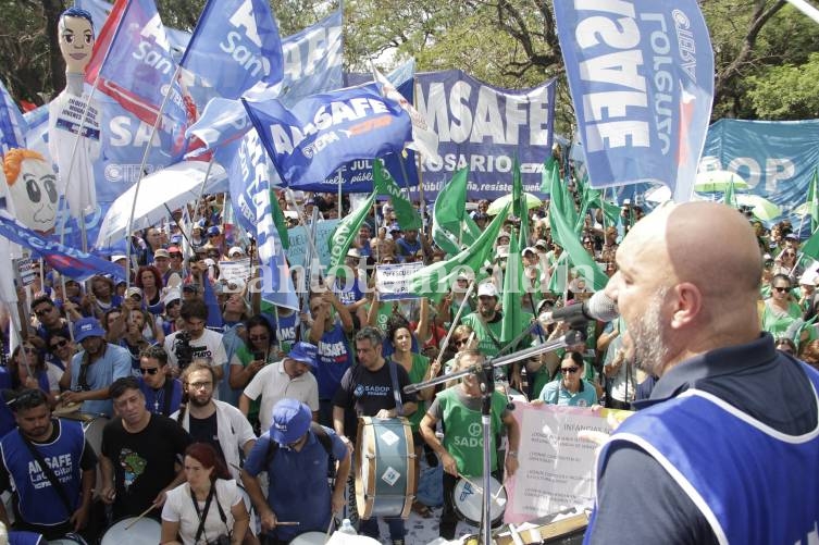 Multitudinaria manifestación docente frente al Ministerio de Educación