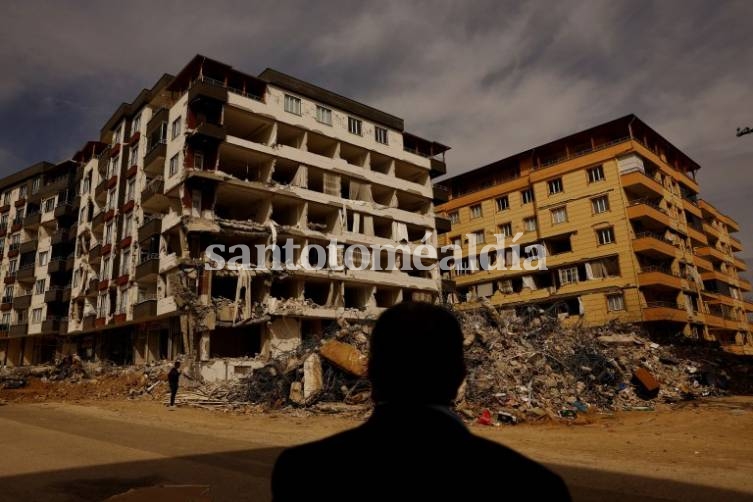 Un sobreviviente del terremoto filma el estado del edificio derrumbado de un familiar tras un terremoto mortal en Nurdagi,Turquía.