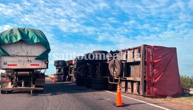 Volcó un camión en el acceso a nuestra ciudad desde Autopista Santa Fe - Rosario