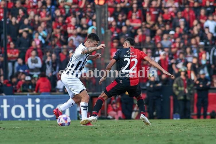 Colón sigue mejorando, pero Talleres le amargó la tarde