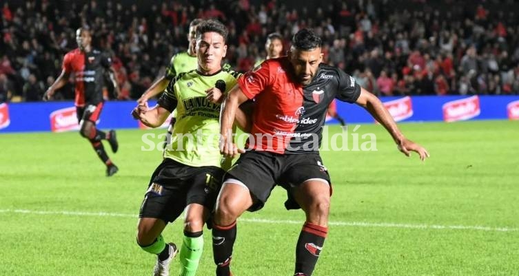 Colón no pudo mantener la ventaja y empató con Barracas Central