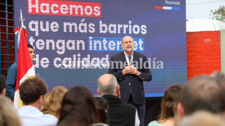 Perotti presentó en Santa Fe el servicio de wifi libre para establecimientos educativos