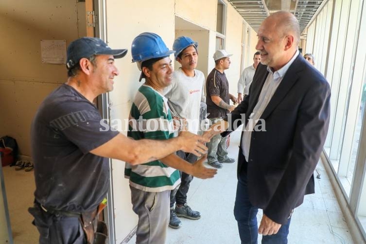 Perotti recorrió las obras que la provincia realiza en el Hospital Orlando Alassia