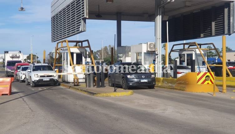 Pese a la restricción de tránsito en el puente Carretero, el peaje no levantó las barreras