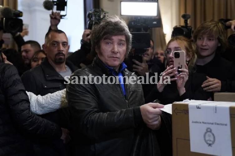 Milei votó y apuntó a la boleta electrónica: 