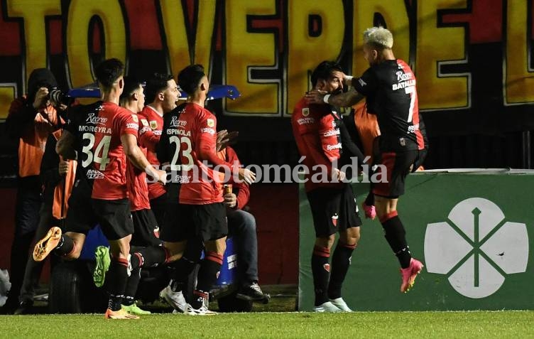 Ante su gente, Colón venció a Gimnasia 2 a 0 y continúa de racha