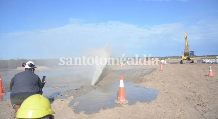 Se concretó con éxito el primer cruce del Gasoducto Gran Santa Fe por debajo de la Laguna