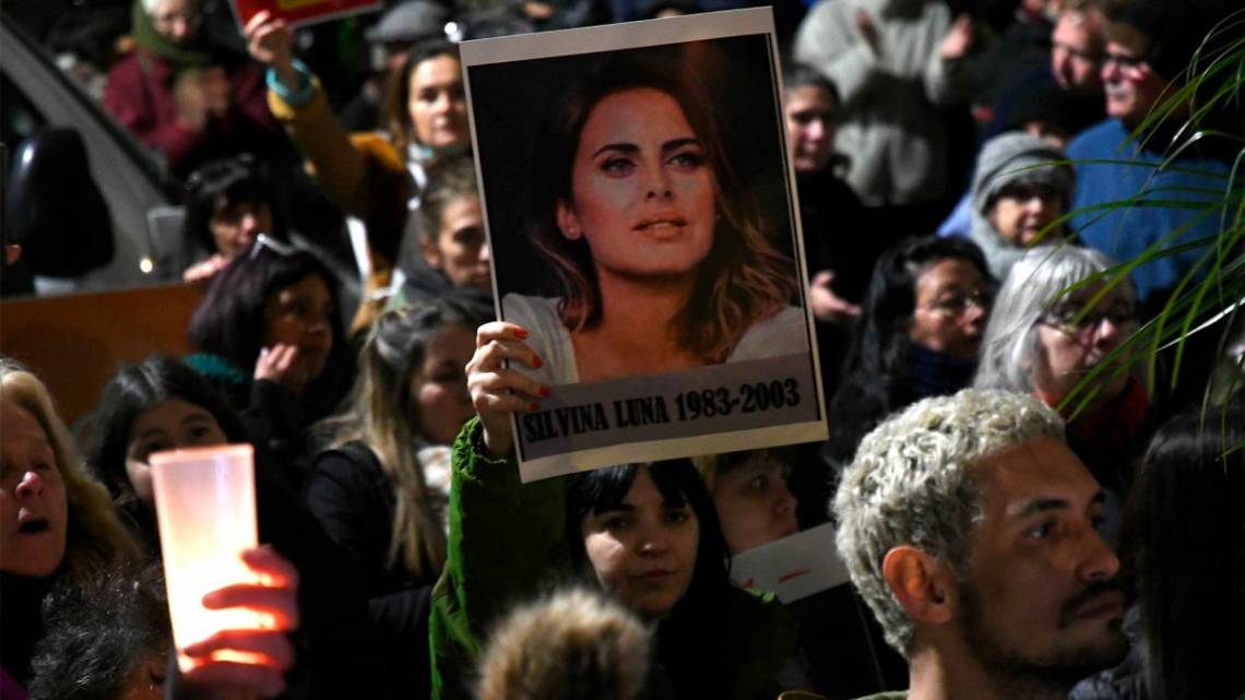 Masiva marcha para pedir justicia por Silvina Luna frente a la casa de Lotocki