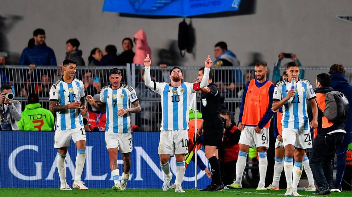 Con un formidable tiro libre de Messi, Argentina venció a Ecuador en el inicio de un nuevo camino