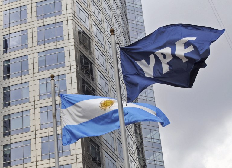 Una jueza de Estados Unidos falló en contra de la Argentina y el costo por expropiación de YPF se eleva a US$16.000 millones