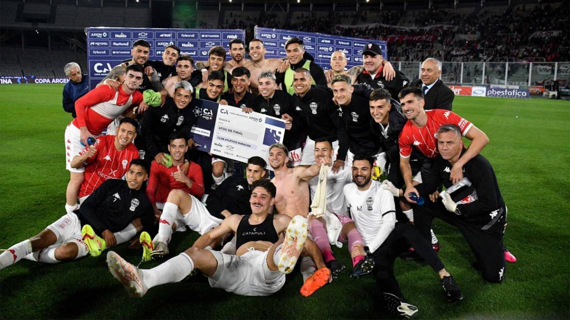 En un festival de goles Huracán eliminó a Racing de la Copa Argentina