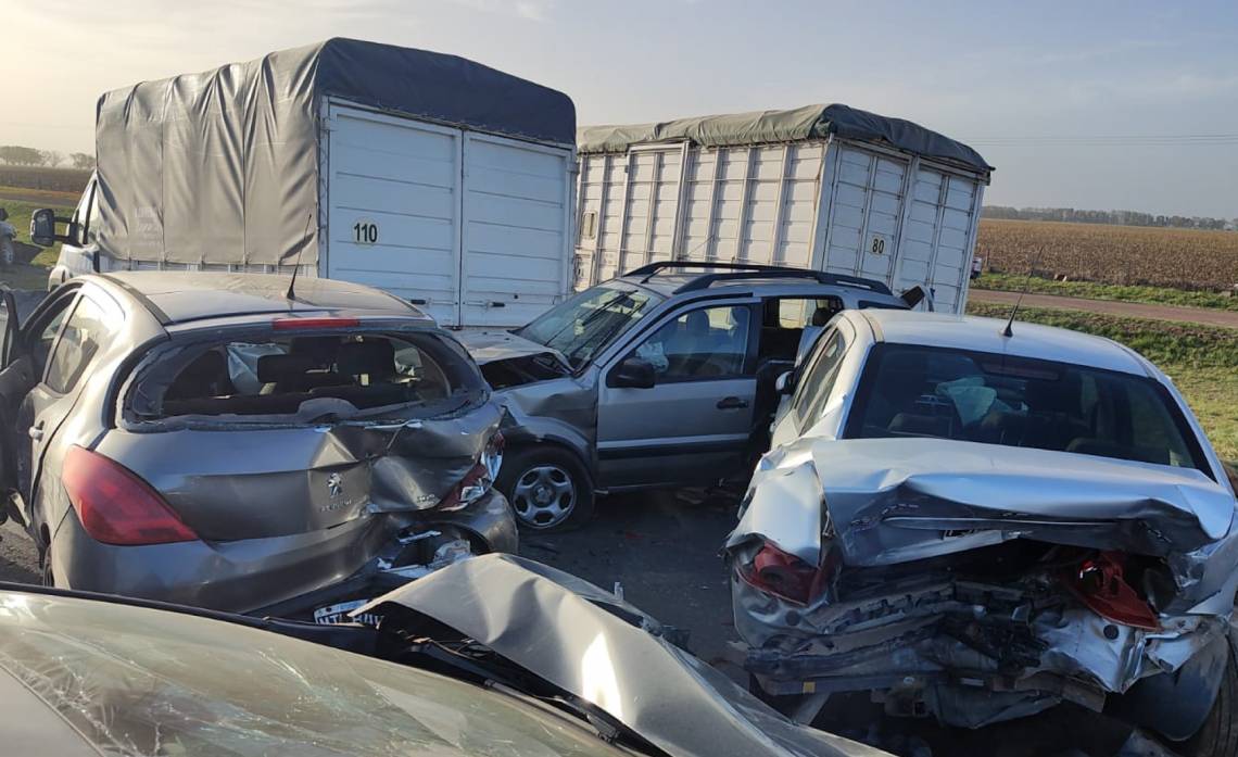 Dos muertos y decenas de heridos en dos choques en cadena por la tormenta de viento