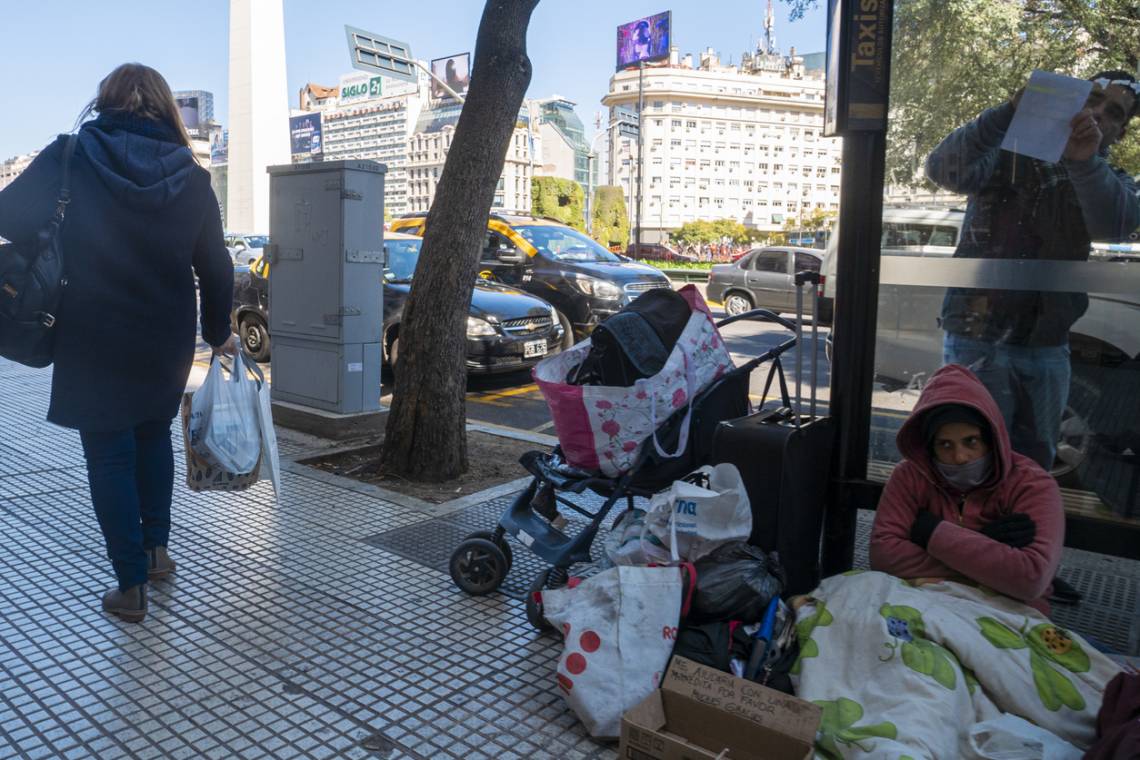 Una familia tipo necesitó ganar en abril 828.158 pesos para no ser pobre