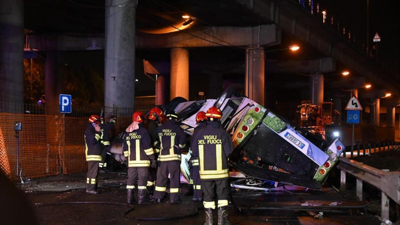 Murieron al menos 21 personas tras la caída de un colectivo de un puente en Venecia