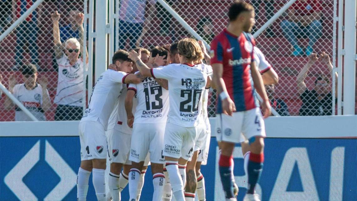 Newell’s asestó un duro golpe a San Lorenzo y lo goleó