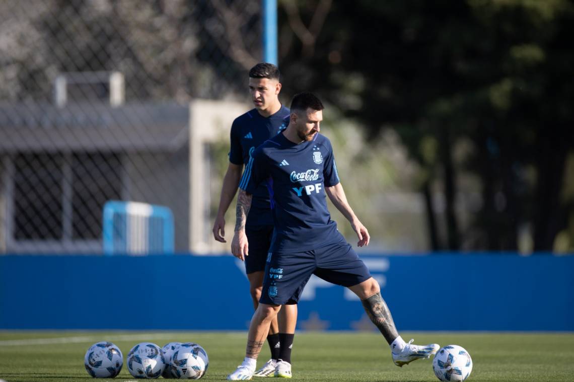 Messi se entrenó con normalidad en la primera practica de la Selección antes del duelo contra Paraguay