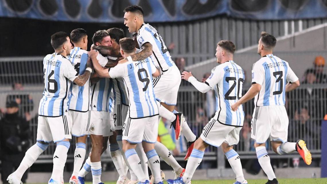 Argentina venció a Paraguay y es líder con puntaje perfecto de las Eliminatorias