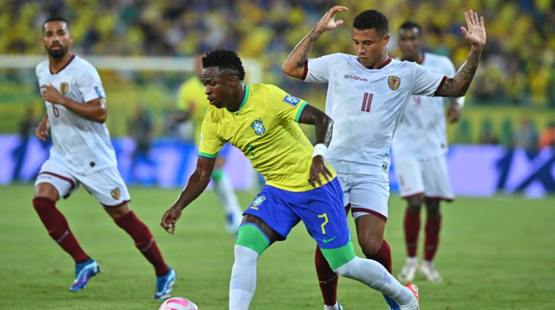 En un polémico final, Venezuela se lo empató a Brasil con un golazo y lo bajó de la punta